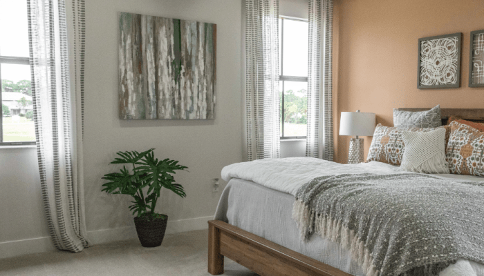 How to decorate walls with three windows betweem